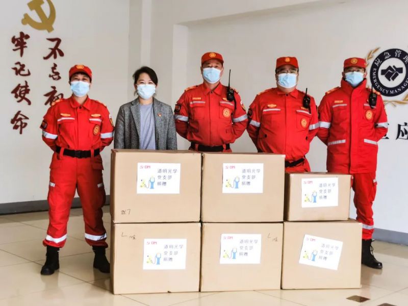 岂曰无衣，与子同袍